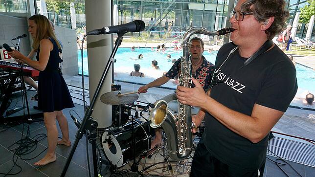 Für echte Urlaubsstimmung im Hallenbad sorgte am Samstagnachmittag die Band &bdquo;Acoustic Affair&ldquo;, die trotz schweißtreibender ...