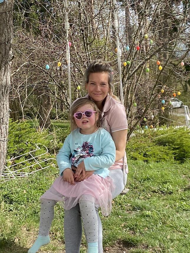 Katharina Kuhlmann eine Woche nach dem Schlaganfall in ihrem Garten mit Töchterchen Elisa.