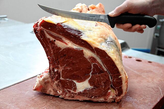 Qualität aus Metzgerhand und regionaler Aufzucht. Nach vier Wochen Reifezeit ist die Rinderhochrippe gereift und perfekt für die ...