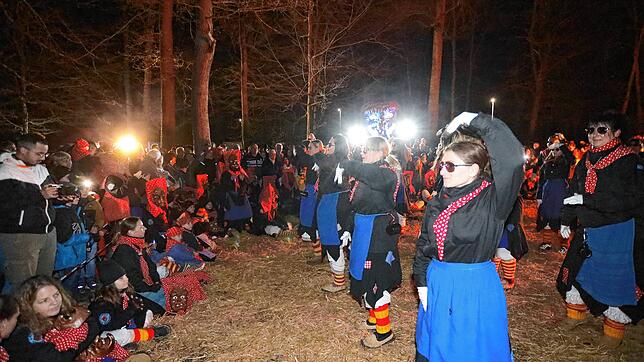 Bild 10: Konstanzer Fasnacht: Im Uniwald tanzen Narren und Mäschgerle am Feuer