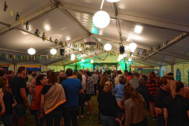 Die dreizehnköpfige „Blechkapelle“ Brasslufthamma aus Stühlingen bringt beim Sommernachtshock in Strittmatt die Tanzwilligen ...