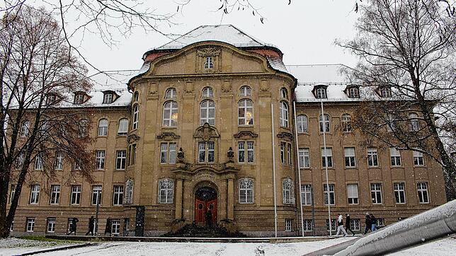 Hier im Landgericht Rottweil muss sich derzeit ein Angeklagter wegen einer beinahe tödlichen Messerattacke auf seine Ehefrau verantworten.