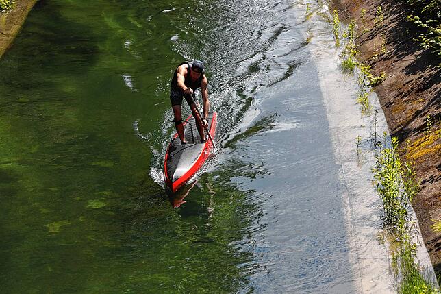 Bild 12: Auf zum SUP-Rennen! Bei der Bodenseewoche 2024 messen sich die Paddler im Wettstreit