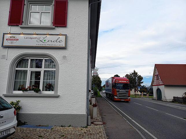 Die „Linde“ markiert den Ortsausgang von Hepbach Richtung Ravensburg. Hier wird vorgeschlagen, das innerörtliche Tempo-50-Limit bis weit ...