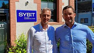 Thomas Regele und Thilo Kerner vor dem Eingang von Sybit. Regele hat das IT-Dienstleistungsunternehmen gegründet. Kerner hat im Juni die ...