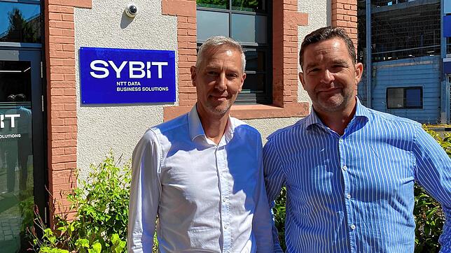 Thomas Regele und Thilo Kerner vor dem Eingang von Sybit. Regele hat das IT-Dienstleistungsunternehmen gegründet. Kerner hat im Juni die ...