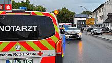 Auch der Notarzt ist eingetroffen: Mitten auf der Neckarstraße steht der BMW mit eingedrückter Motorhaube, rechts auf dem Gehweg der ...