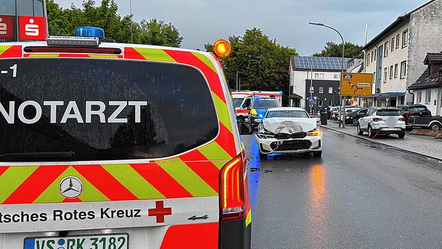 Auch der Notarzt ist eingetroffen: Mitten auf der Neckarstraße steht der BMW mit eingedrückter Motorhaube, rechts auf dem Gehweg der ...