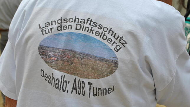 Auf einem T-Shirt werben die BI-Vertreter für den Tunnel.