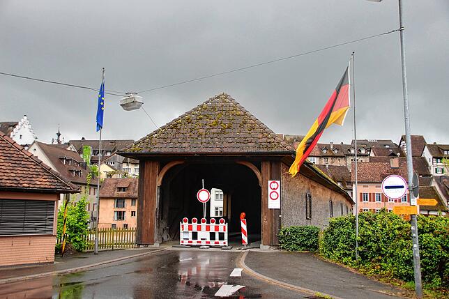 Die Rheinbrücke und deutsch-schweizerische Grenze Gailingen/Diessenhofen ist gesperrt. Die Feuerwehren haben aber bei Einsätzen freie ...