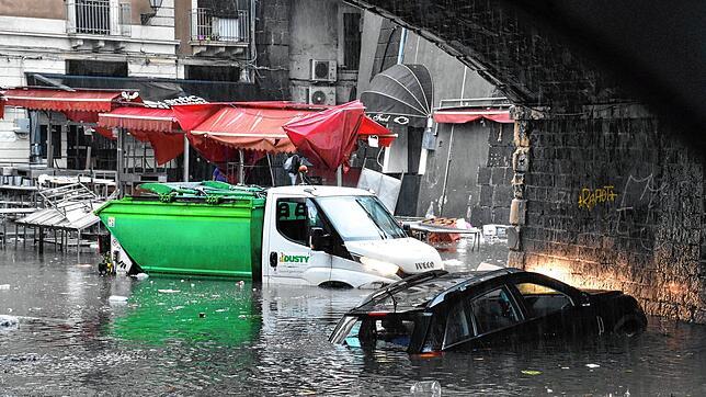 Dieser Anblick bot sich vor zwei Wochen in Catania auf Sizilien. Ein Mittelmeer-Hurricane hat eine Hochwasserflut in die Stadt gedrückt.