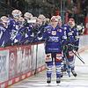Erst einmal durchschnaufen: Johannes Huss (vorne rechts) und die Schwenninger Wild Wings gehen auch in der nächsten Saison in der DEL ...