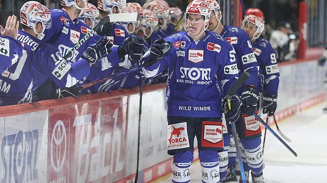 Erst einmal durchschnaufen: Johannes Huss (vorne rechts) und die Schwenninger Wild Wings gehen auch in der nächsten Saison in der DEL ...