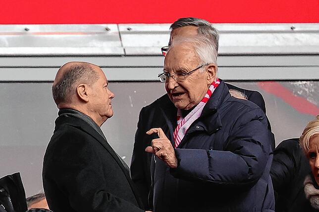 Bundeskanzler Olaf Scholz und Edmund Stoiber (rechts), ehemaliger bayerischer Ministerpräsident.