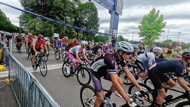 Ein schier endloser Strom an Radsportlern wälzt sich am Sonntag beim Riderman 2024 vom Start in der Salinenstraße aus.
