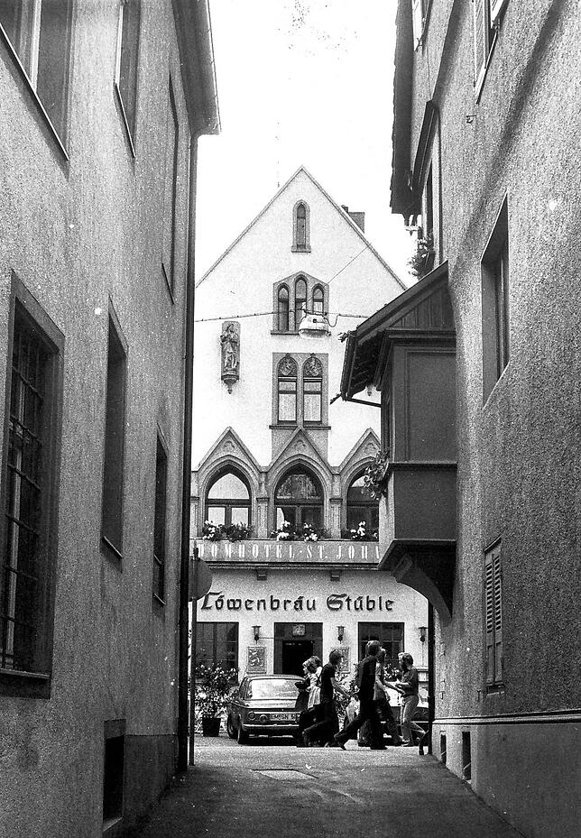 Früher diente die ehemalige Kirche als Hotel mit Restaurant. Auch heute ist dort auf einer Seite wieder Gastronomie untergebracht, das ...