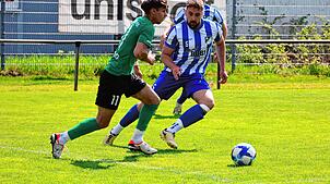 Sandro de Caro (links) und der FC Kappel dürfen sich über drei Punkte bei Dennis Glaser (rechts) und den Sportfreunden Schönenbach freuen.