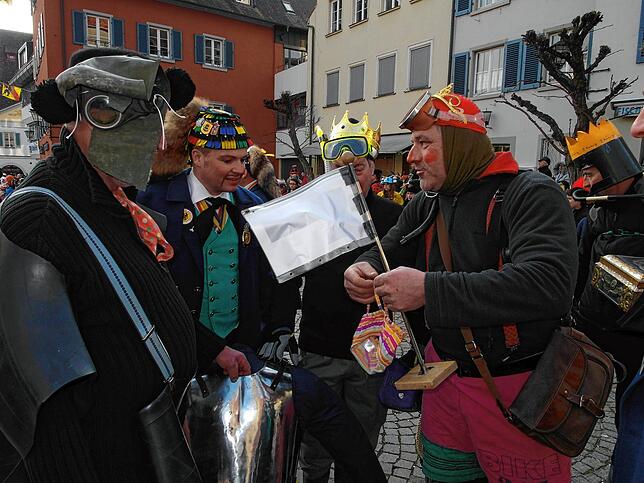 Schnurrer-Urgestein Bernhard Kitt (rechts) treibt seinen Spaß mit Narrenrat Jens Fräntzki.