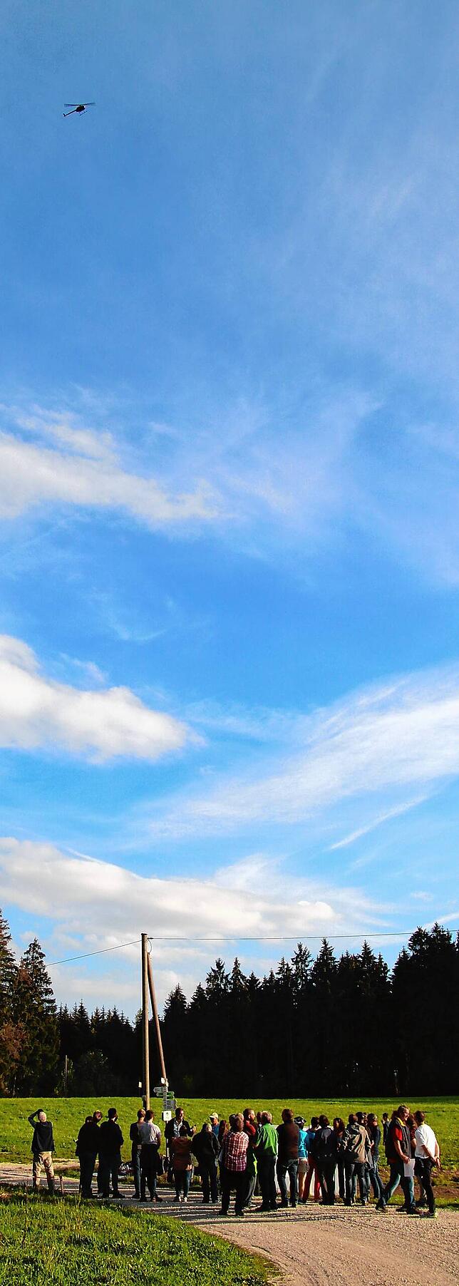 Verdeutlichung mit dem Hubschrauber bei einer Ortsbegehung 2018: Auf 230 Meter zeigt er an, wie hoch die Spitze des Rotorplattes der ...