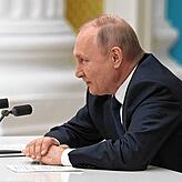 Eine typische Sitzhaltung Putins.