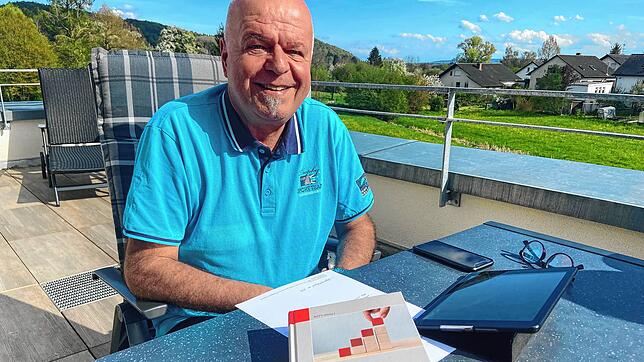 Paul Witt auf seiner Terrasse in Steißlingen. Der ehemalige Rektor der Hochschule für öffentliche Verwaltung Kehl hat viele ...