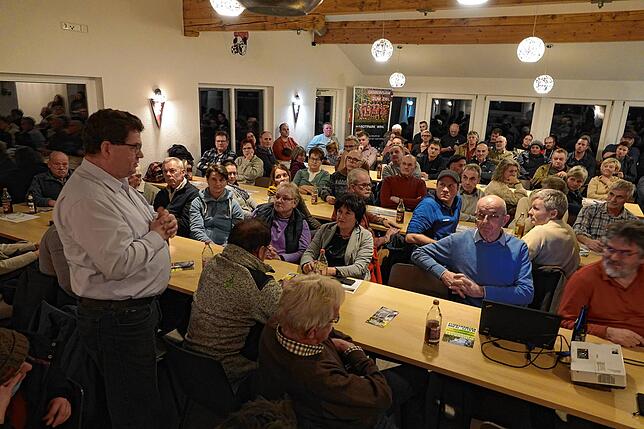 Rund 100 Personen nahmen an der Versammlung in Oberwihl teil. Links stehend Gemeinderat Norbert Lüttin.