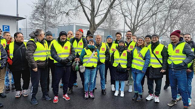Die streikenden Busfahrer, Mitarbeiter der Bäder- und der Fährbetriebe im Betriebshof der Stadtwerke. Wegen des Anschlags inm München ...