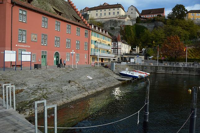 An die Mauer am BSB-Hafen in Meersburg sollen an zwei Stellen Sitzstufen kommen: vor die Gred und das Hotel (hier im Bild) sowie an die ...