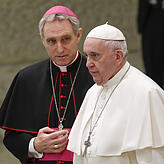 Gänswein im Gespräch mit Papst Franziskus (rechts) bei dessen wöchentlicher Generalaudienz.