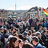 Zahlreiche Menschen nahmen am 3. April auf dem Marienplatz in Stuttgart an einer Demonstration der Initiative &bdquo;Querdenken&ldquo; teil.