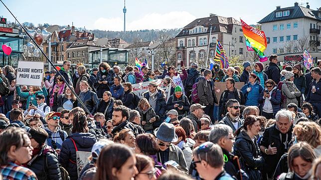 Zahlreiche Menschen nahmen am 3. April auf dem Marienplatz in Stuttgart an einer Demonstration der Initiative &bdquo;Querdenken&ldquo; teil.
