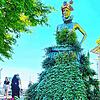 Im Stadtgarten in Meersburg laden drei Schaufensterpuppen und zwei Pfauen zum Maskenball ein. Stadtgärtnerei und Bauhof haben gemeinsam ...