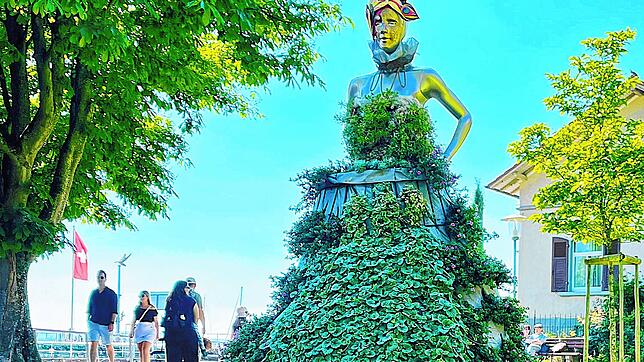 Im Stadtgarten in Meersburg laden drei Schaufensterpuppen und zwei Pfauen zum Maskenball ein. Stadtgärtnerei und Bauhof haben gemeinsam ...