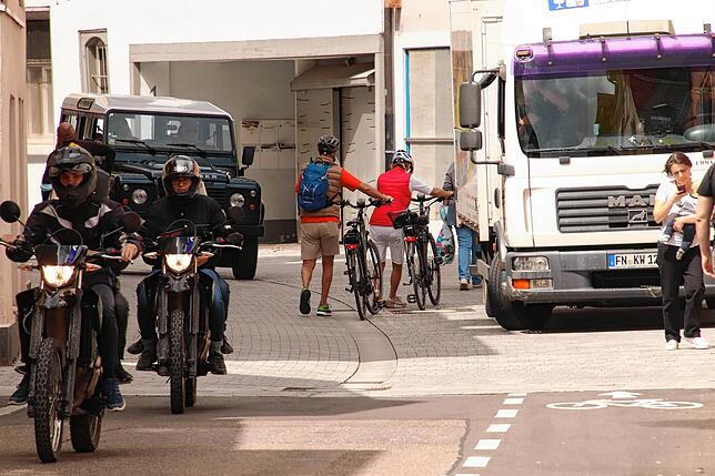 Fahrrad- und Motorradfahrer, Fußgänger, Autofahrer und Anlieferverkehr: In der Hafenstraße in Überlingen herrscht Gleichberechtigung ...