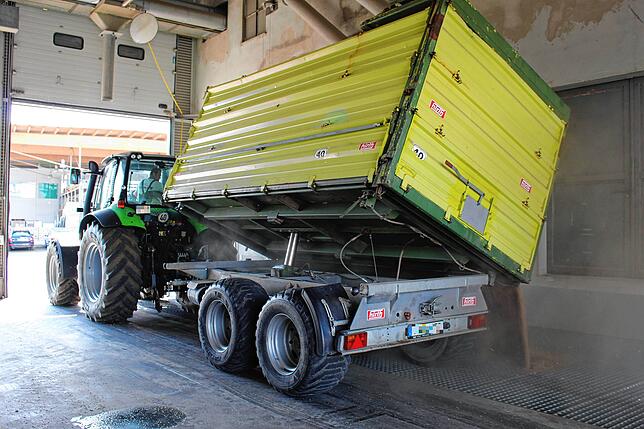 Nach dem Wiegen und einer Laboruntersuchung lädt ein Landwirt im Sommer 2019 bei der ZG Raiffeisen seine Getreideernte ab.