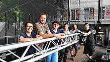 Noch hängt die Traverse für die Scheinwerfer an der Hauptbühne tief unten. Dort posieren (von links): Claudia Kessler-Franzen, Patrick ...