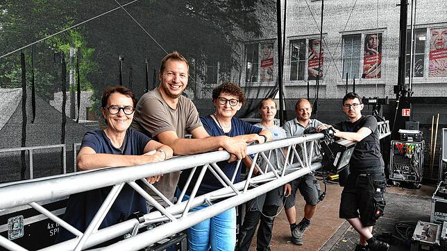 Noch hängt die Traverse für die Scheinwerfer an der Hauptbühne tief unten. Dort posieren (von links): Claudia Kessler-Franzen, Patrick ...