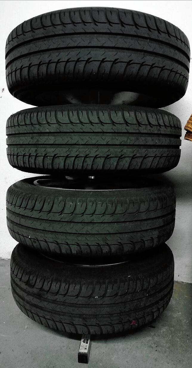Tipp: Sommerreifen werden am besten auf einem dafür vorgesehenen Halter in der Garage eingelagert.