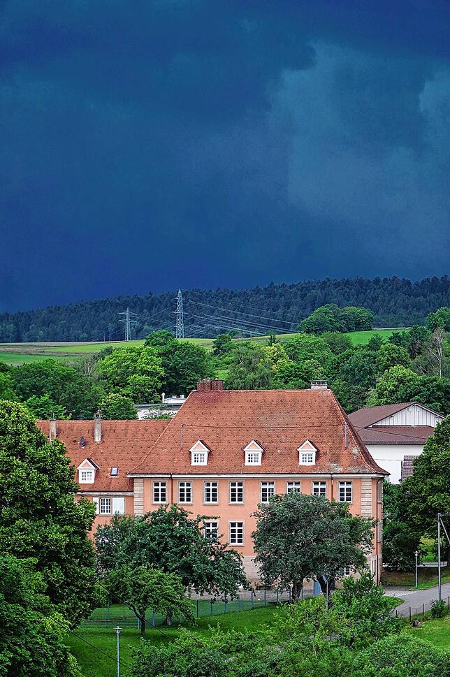 Gewitterstimmung über Tengen: Blick auf die Alte Grundschule, vom Geigersbuck aus gesehen.