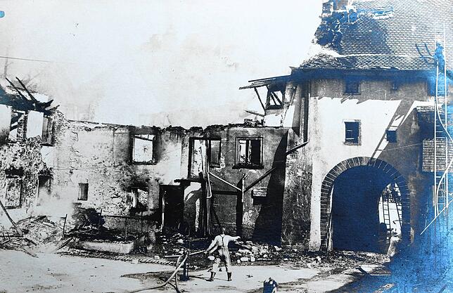Inge Benitz hat dieses Bild des zerstörten Maienländer Tors noch in ihrer Sammlung. Am 28. Juli 1921 brach das Großfeuer aus, das erst ...