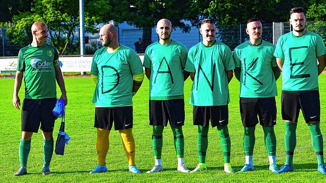 Grazie, Danke Capitano: Der SV Herten hat seinem langjährigen Spieler und Mannschaftskapitän Remo Laisa (links) einen gebührenden ...