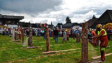 Der längste Holzfällerwettbewerb in Häusern verlangt den Teilnehmern einiges ab. Am Ende siegt erneut Andreas Wehrle. Foto: Christiane Sahli