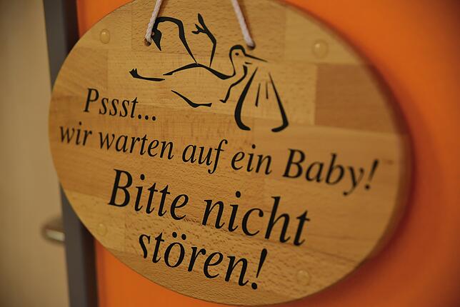 Wenn dieses Schild an der Tür zum Kreißsaal hängt, wissen alle auf der Geburtenstation: Hier wird jetzt ein Mensch geboren.
