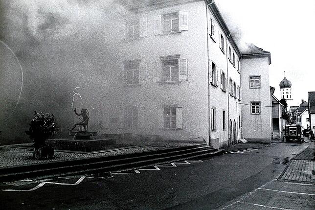 Bild 4: Gedächtnis der Region: Bilder vom Großbrand des Stockacher Polizeireviers 1992 und dem Umbau