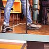 Mit Fußfesseln gesichert betritt der Angeklagte den Gerichtssaal am Landgericht Konstanz.