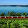 Eine Regionalbahn fährt am Bodenseeufer nahe der Birnau entlang.