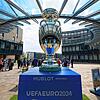 Die Giant Trophy, eine drei Meter großen Nachbildung des EM-Pokals.