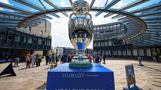 Die Giant Trophy, eine drei Meter großen Nachbildung des EM-Pokals.
