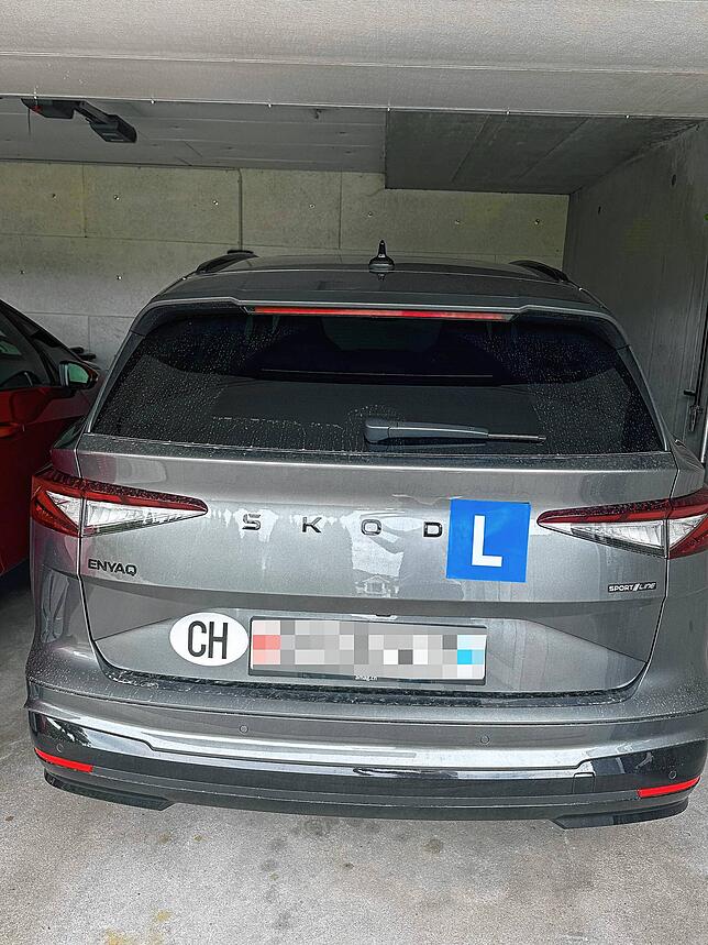 Das „L“ wird an der Heckpartie des eigenen Autos angebracht und lässt so andere Verkehrsteilnehmer erkennen, dass ein Lernender am ...