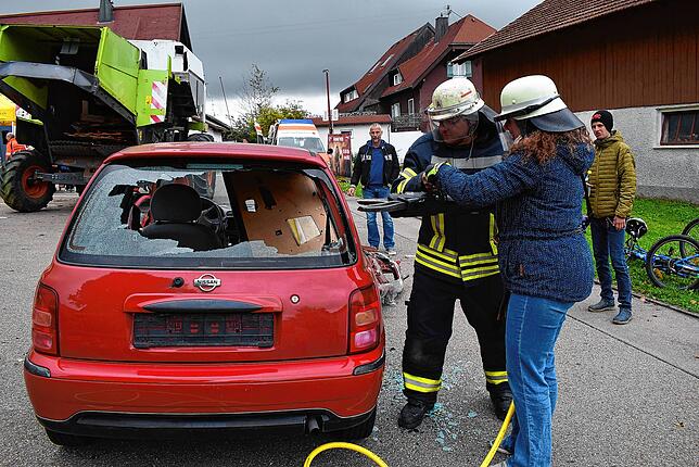 An einem Unfallauto konnte unter Anleitung von Thomas Gamper der Einsatz der „Schere“ geübt werden.